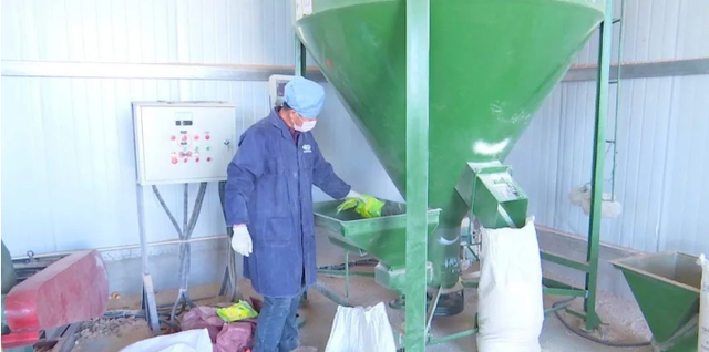 瓜州縣河東鎮:飼料企業復工忙,牛羊“口糧”有保障